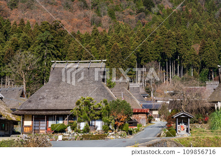 京都府南丹市深秋的茅草屋頂民居 京都府南丹市深秋的茅草屋頂民居 109856716