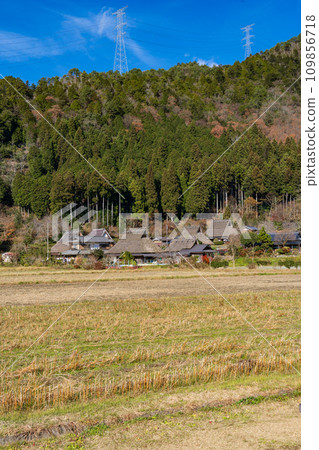 京都府南丹市深秋藍天映照下的美山茅草屋 109856718