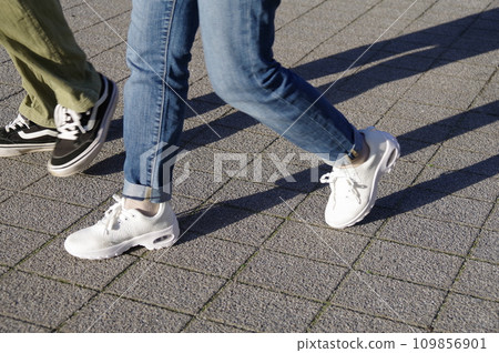 複製在公園混凝土路面上行走的人的空間 9 109856901