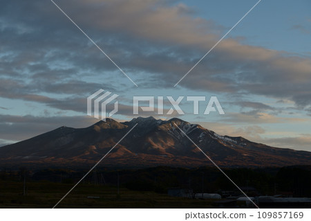 清晨陽光照耀下的八岳 清晨陽光照耀下的八岳 109857169
