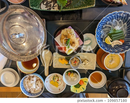 Hot pot dishes and puffer fish sashimi 109857180