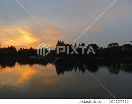 Sunset on the surface of the water 109857412