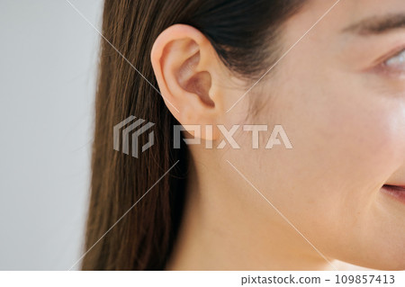 Ears of a woman in her 30s 109857413