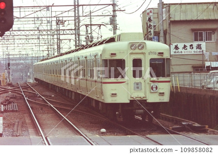 Keio Old 5000 Series 5718F+5122F, Limited Express, Tsutsujigaoka, March 20, 1976 Keio Old 5000 Series 5718F+5122F, Limited Express, Tsutsujigaoka, March 20, 1976 109858082