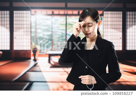 葬禮上燒香的婦女 109858227