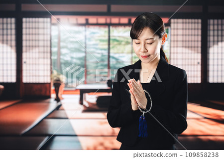 葬禮上燒香的婦女 109858238