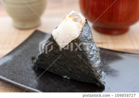 Delicious grilled salmon onigiri 109858727
