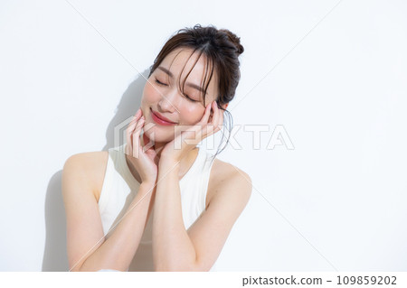 一位年輕的女士打他的臉頰 109859202