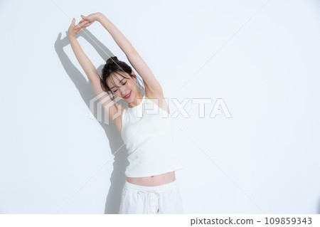 Women of sportswear 109859343