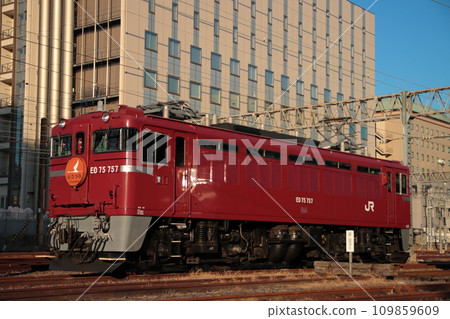 ED75-757 car body beautifully dyed by the setting sun (at Mito Station photo session)_Photographed on December 2, 2023 ED75-757 car body beautifully dyed by the setting sun (at Mito Station photo session)_Photographed on December 2, 2023 109859609