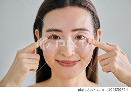 A woman in her 30s putting her finger on her eyes 109859724