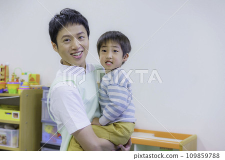 托兒所裡的男孩和男保育員的肖像攝影合作:有明教育藝術學院 托兒所裡的男孩和男保育員的肖像攝影合作:有明教育藝術學院 109859788
