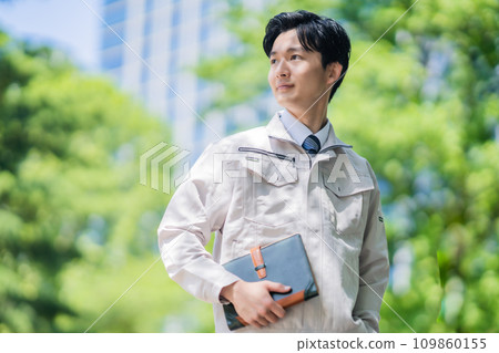 在開發中心工作的一位年輕男性工程師 109860155