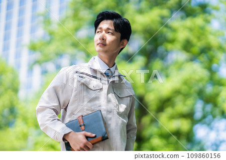 在開發中心工作的一位年輕男性工程師 109860156