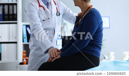 Personal office in luxury clinic 109860885