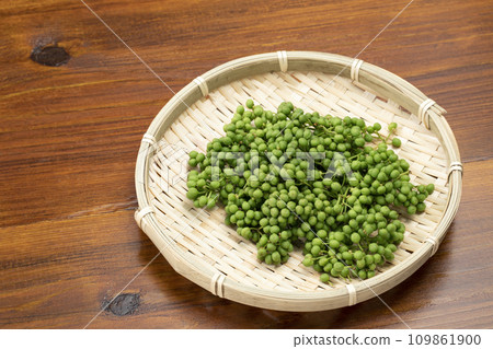 Let's put it on a colander Let's put it on a colander 109861900