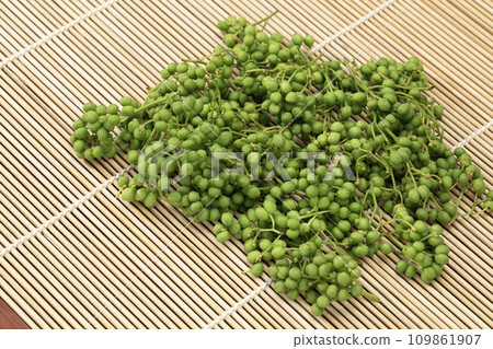 Fruits on a bamboo mat 109861907