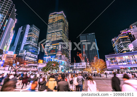 日本東京城市景觀 十二月的喧囂…熙熙攘攘的澀谷。光與影……為明天的智慧，為希望的光輝時代…… 109861951