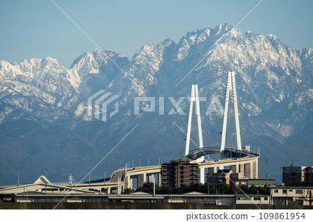 富山縣、冬天的劍嶽和新湊橋 109861954