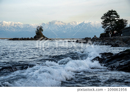 On the Amaharashi coast, wave spray and Onnaiwa/Tateyama mountain range 2 109861956