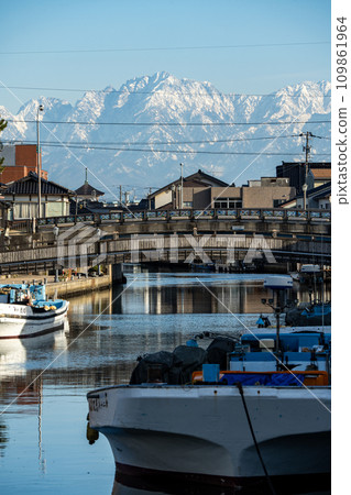 富山縣新湊內川的運河和立山山脈 109861964
