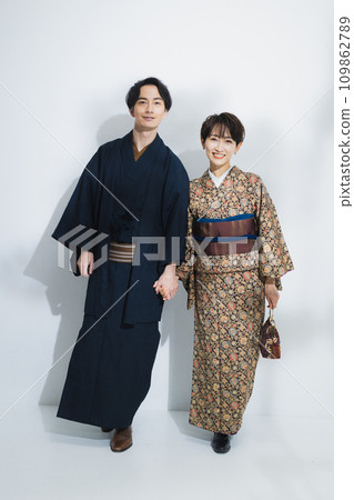 Couple in kimono 109862789