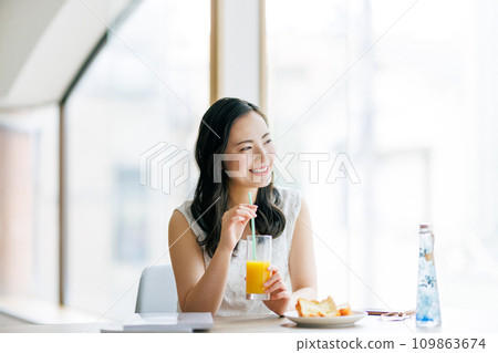 Women who eat Women who eat 109863674