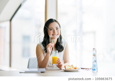 Women who eat 109863675