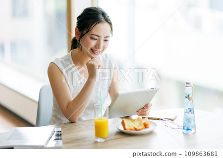 一個操作平板電腦的女人 一個操作平板電腦的女人 109863681