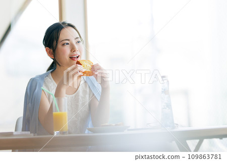 Women who eat Women who eat 109863781