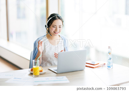 一個在家開網絡會議的女人 一個在家開網絡會議的女人 109863793