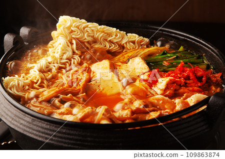 Kimchi hot pot with ramen 109863874