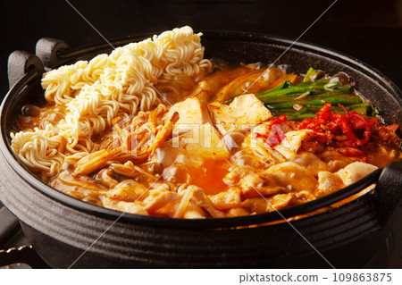 Kimchi hot pot with ramen 109863875