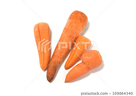 白色背景中的四個損壞的不合格胡蘿蔔 109864340