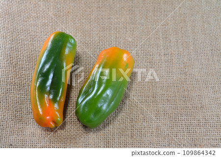 2 個已變成黃色或橙色的不合格青椒，左對齊 109864342