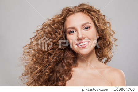 Smiling redhead model woman with long healthy wavy hairstyle, perfect clean fresh skin 109864766