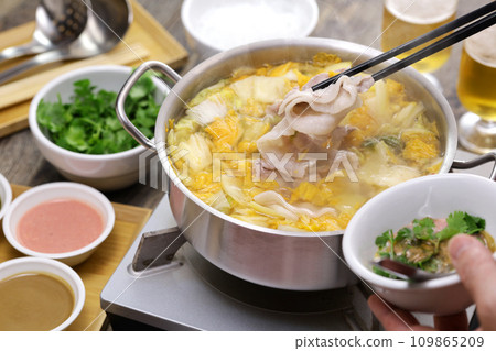Sour cabbage white meat hotpot (Taiwanese cuisine, pickled Chinese cabbage and pork belly hotpot) Sour cabbage white meat hotpot (Taiwanese cuisine, pickled Chinese cabbage and pork belly hotpot) 109865209