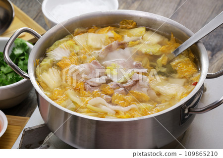 Sour cabbage white meat hotpot (Taiwanese cuisine, pickled Chinese cabbage and pork belly hotpot) Sour cabbage white meat hotpot (Taiwanese cuisine, pickled Chinese cabbage and pork belly hotpot) 109865210