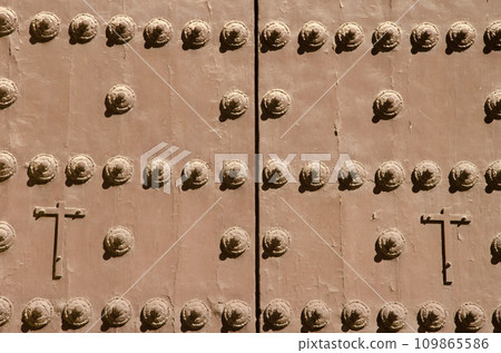 Door of the convent of Santa Ana. 109865586