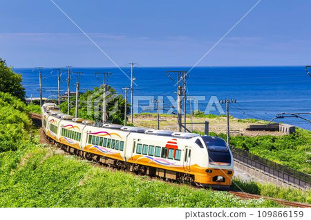 山形縣遊佐町羽越線沿岸的特急稻保列車 109866159