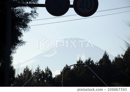 從路上看到的富士山被清晨的陽光照亮 109867393