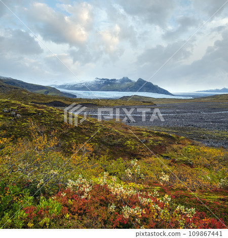 Beautiful autumn view from Mulagljufur Canyon to Fjallsarlon glacier with Breidarlon ice lagoon, Iceland. Not far from Ring Road and at the south end of Vatnajokull icecap and Oraefajokull volcano. Beautiful autumn view from Mulagljufur Canyon to Fjallsarlon glacier with Breidarlon ice lagoon, Iceland. Not far from Ring Road and at the south end of Vatnajokull icecap and Oraefajokull volcano. 109867441