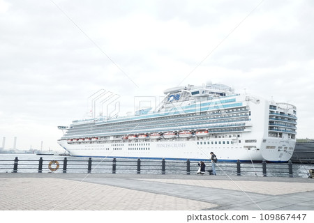 Diamond Princess Anchoring at Oosan Bridge Diamond Princess Anchoring at Oosan Bridge 109867447