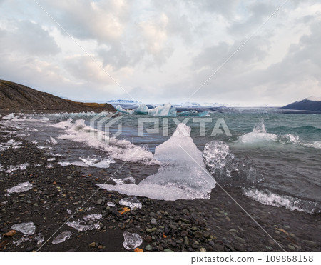 Jokulsarlon glacial lake, lagoon with ice blocks, Iceland. Situated near the edge of the Atlantic Ocean at the head of the Breidamerkurjokull glacier, Vatnajokull icecap or Vatna Glacier. 109868158