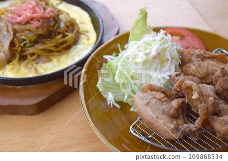 Omusoba and fried chicken 109868534