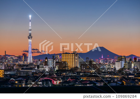 「東京」城市和東京晴空塔的美麗日落景觀 「東京」城市和東京晴空塔的美麗日落景觀 109869284