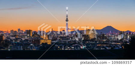 「東京」城市和東京晴空塔的美麗日落景觀 109869357