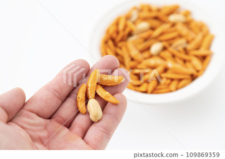Male hand holding persimmon seeds 109869359