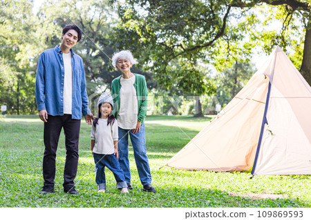 三代家庭在公園玩耍 109869593