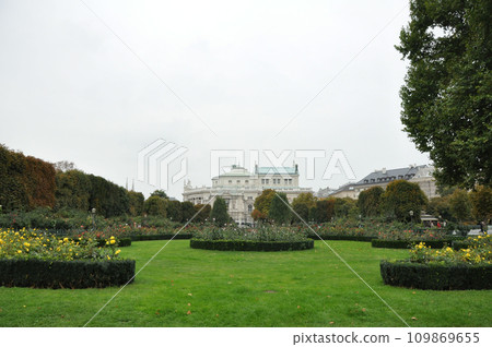 Park with yellow roses and flower islands in the Volksgarten in Vienna, Austria 109869655
